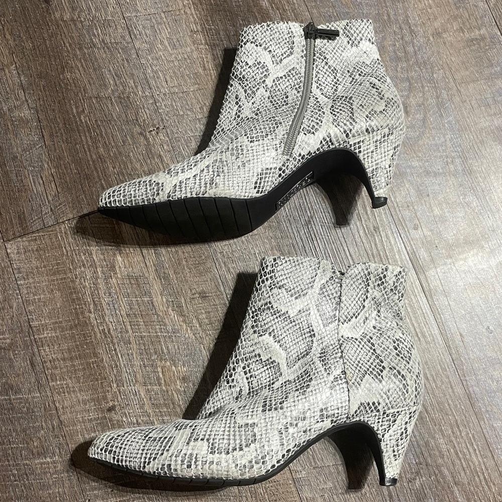 Reaction Kenneth Cole Snakeskin Kitten Heel Ankle Boots Booties - Picture 5 of 8
